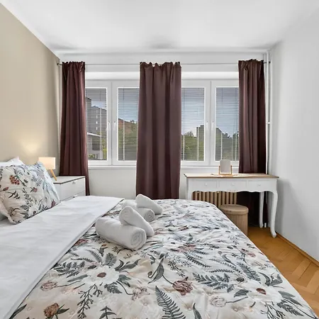 Sunny For 4 - Balcony & Workspace * Bratislava